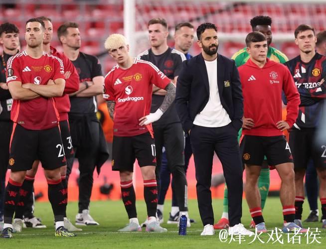 曼联爆发矛盾！阿莫林质疑青训实力，外租球员发照片回击